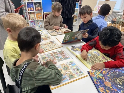 Рассматривание иллюстраций в книгах