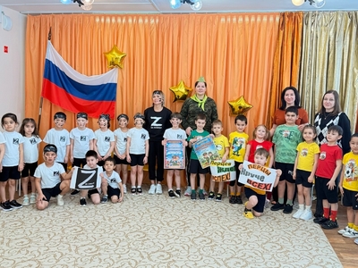 Общее фото участников мероприятия. Группы "Лесовичок" и "В гостях у сказки"