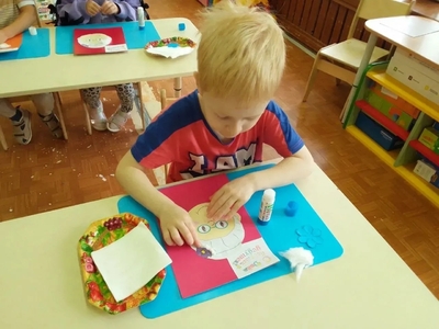 Мальчик делает аппликацию