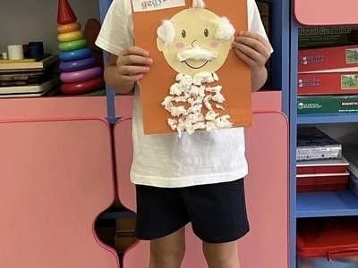 Мальчик с аппликацией