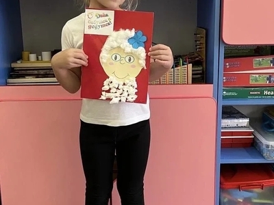 Девочка с аппликацией