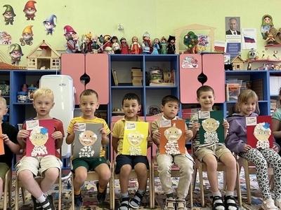 Дети с работами